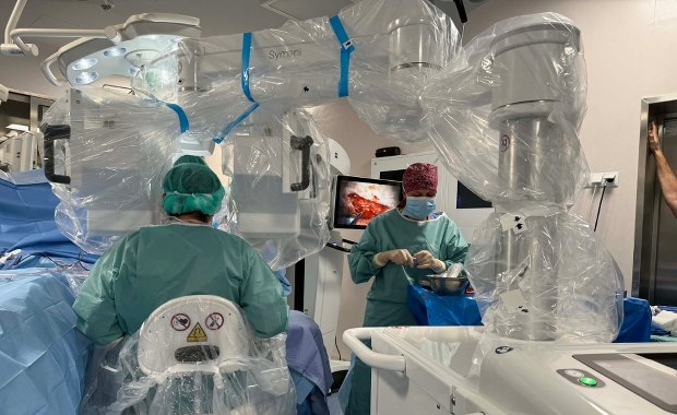 Umożliwia wykonywanie zabiegów na najdrobniejszych naczyniach. Rozpoczął pracę w krakowskim szpitalu