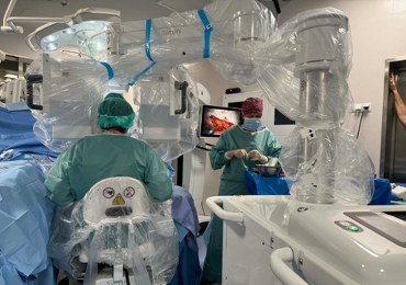 Umożliwia wykonywanie zabiegów na najdrobniejszych naczyniach. Rozpoczął pracę w krakowskim szpitalu