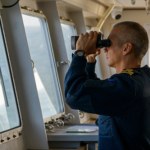 Umundurowany personel na statkach floty cieni. Szwedzi piszą o operacji wojskowej