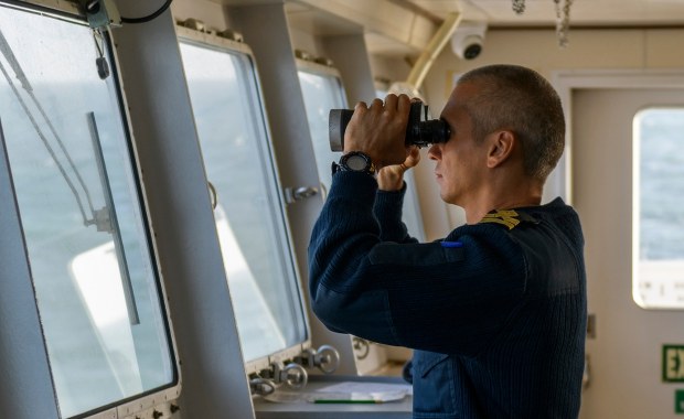 Umundurowany personel na statkach floty cieni. Szwedzi piszą o operacji wojskowej