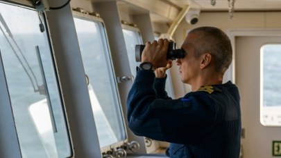 Umundurowany personel na statkach floty cieni. Szwedzi piszą o operacji wojskowej