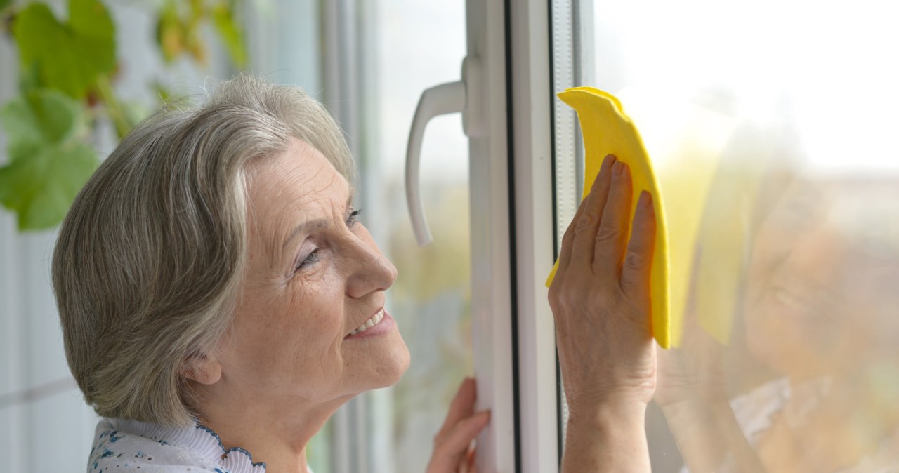 Umyj okna domowy sposobem, a będą czyste tygodniami. /123RF/PICSEL
