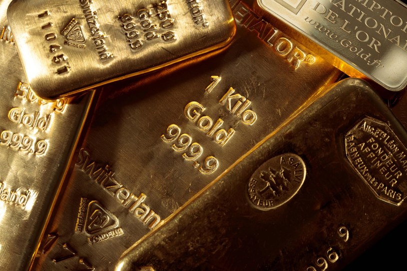 Uncja złota osiąga poziom 2040 dolarów. To niewiele mniej niż rekordowe 2077 dolarów z sierpnia 2020 roku. /AFP
