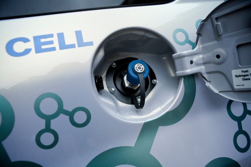 Unia Europejska chce rozwijać technologię samochodów zasilanych wodorem. Problem stanowi słaba infrastruktura stacji tankowania tego paliwa. /Getty Images