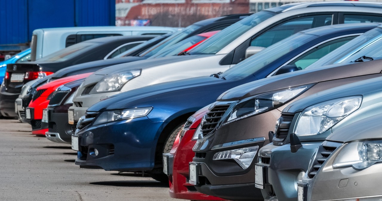 Unia Europejska wprowadza nowe limity transakcji gotówkowych. Kupując nowsze auto np. w komisie trzeba będzie zrobić przelew /123RF/PICSEL