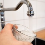 Unia nałożyła na Polskę nowy obowiązek. Przepisy dotyczą kranówki