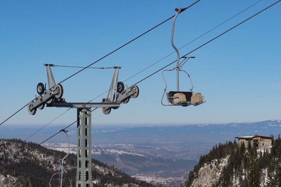 Unieruchomiony przez awarię wyciąg krzesełkowy z Kasprowego Wierchu do Doliny Goryczkowej w Tatrach /Grzegorz Momot /PAP