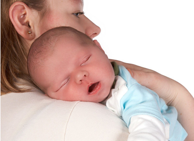 Unieś niemowlę, ułóż je na swoim ramieniu i poklep plecki /123RF/PICSEL
