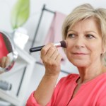 Unieś rysy w 5 minut różem i rozświetlaczem. Konturowanie bronzerem odchodzi w zapomnienie