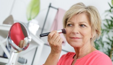 Unieś rysy w 5 minut różem i rozświetlaczem. Konturowanie bronzerem odchodzi w zapomnienie