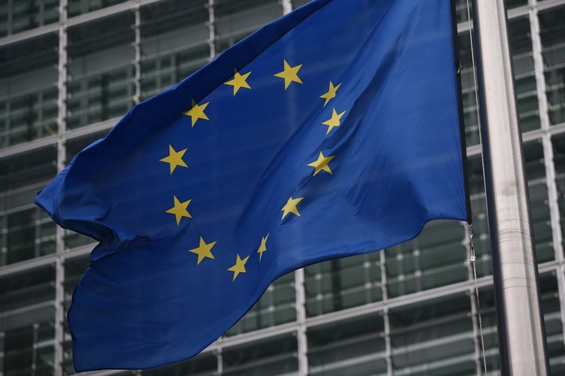 Unijna flaga przed gmachem Komisji Europejskiej /Getty Images