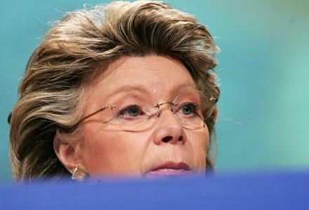 Unijna komisarz, Viviane Reding uważa amerykański projekt za zbędny /AFP