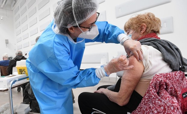 Unijne "paszporty szczepionkowe". PE przyspiesza procedurę