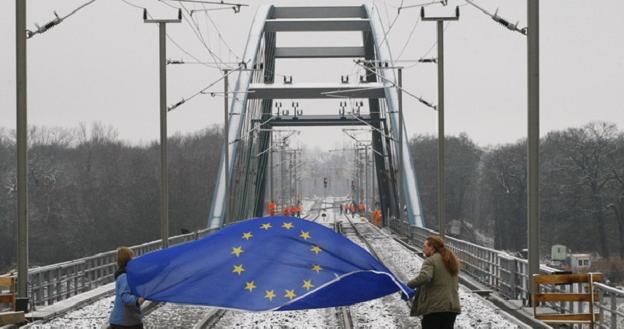 Unijne pieniądze przeznaczane na kolej musza trafić do polskiej kolei /AFP