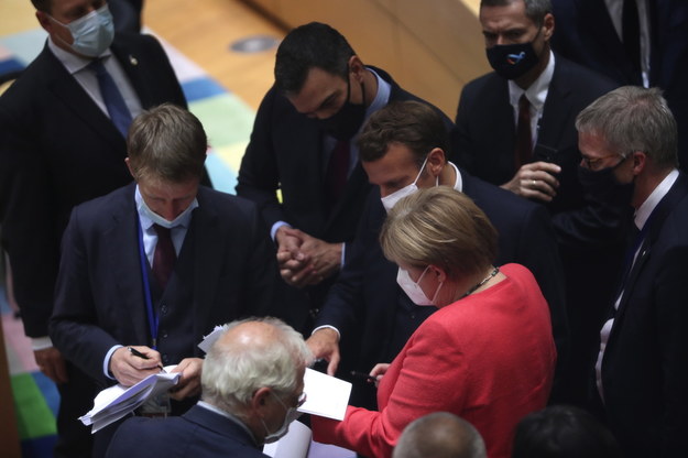 Unijni przywódcy - m.in. kanclerz Niemiec Angela Merkel, prezydent Francji Emmanuel Macron i premier Hiszpanii Pedro Sanchez - w trakcie rozmów na szczycie UE w Brukseli /Francisco Seco / POOL /PAP/EPA