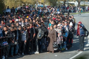 Unijni urzędnicy: Nowy polski rząd nie może zmienić decyzji ws. uchodźców