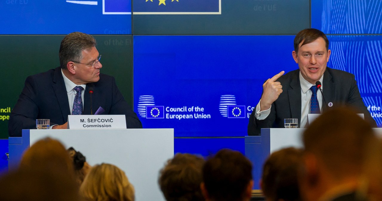 Unijny komisarz Marosz Szefczovicz (L) i polski wiceminister rozwoju Michał Baranowski (P) podczas brukselskiego spotkania ministrów ds. handlu państw UE /JEAN CHRISTOPHE VERHAEGEN /AFP