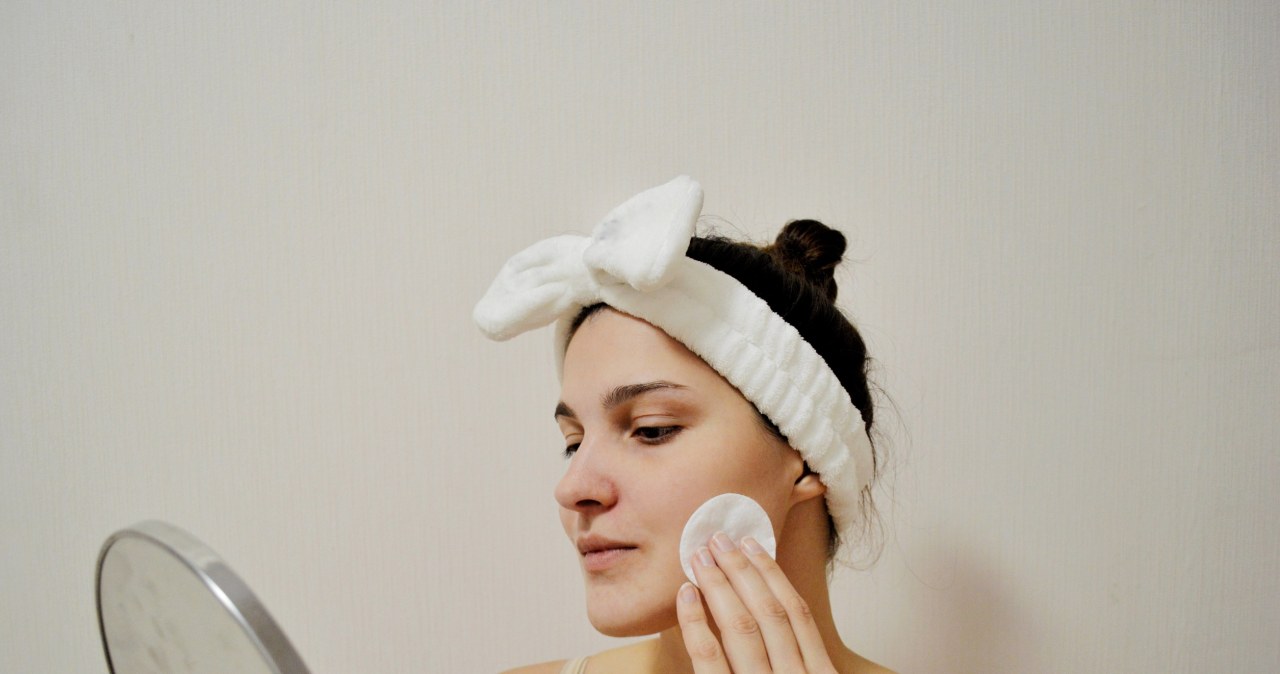 Unikaj kosmetyków na bazie alkoholu i grubych peelingów /alinaowl /123RF/PICSEL