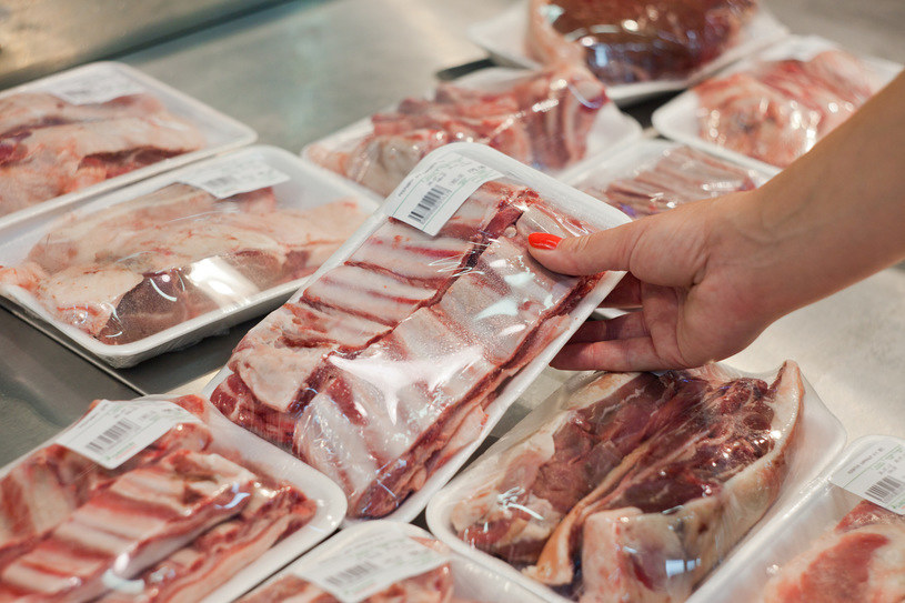 Unikaj pakowanego i peklowanego mięsa, które dostępne jest w supermarketach /123RF/PICSEL