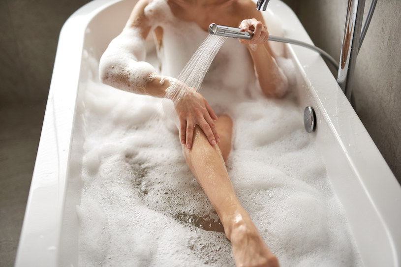 Unikaj rozgrzewających i długich kąpieli, jeśli zmagasz się ze spuchniętymi kostkami /123RF/PICSEL