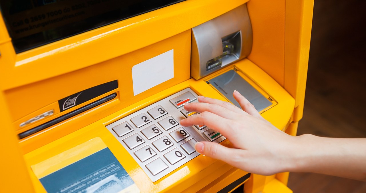 Unikaj wypłacania pieniędzy z niemonitorowanych bankomatów /123RF/PICSEL