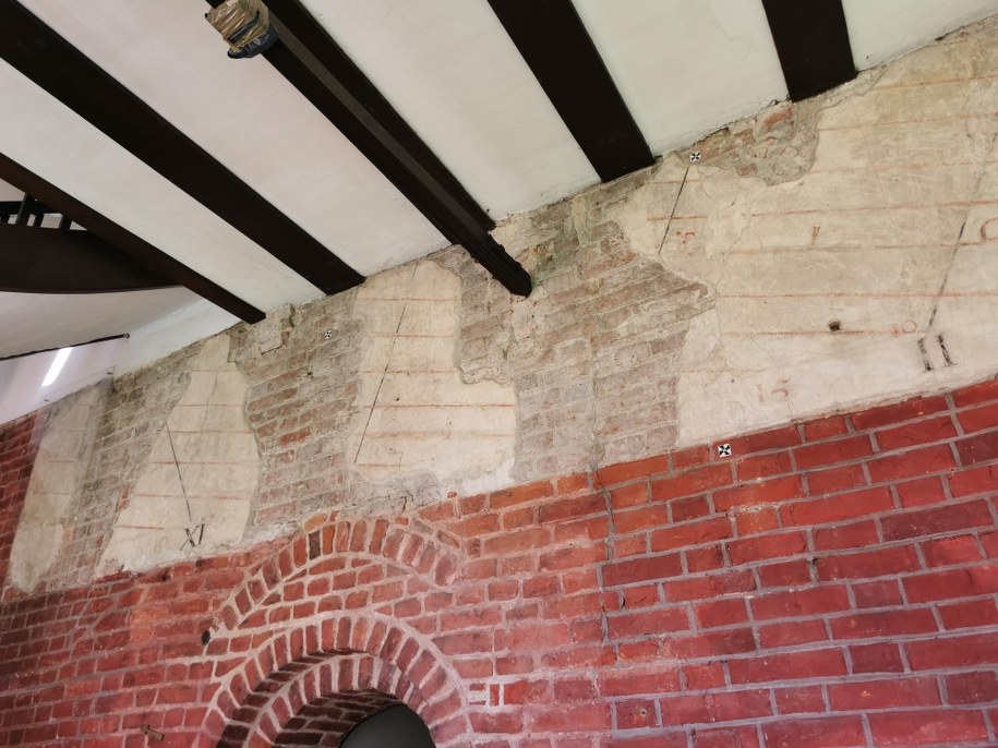 Unikatowa pamiątka po Mikołaju Koperniku - doświadczalna tablica astronomiczna wykonana na ścianie krużganku zamku w Olsztynie /Piotr Bułakowski /RMF FM