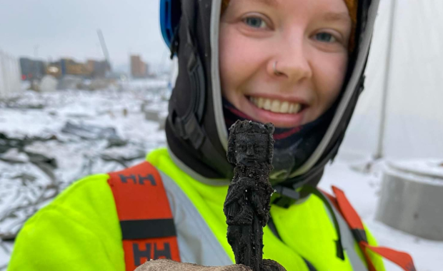 Unikatowe znalezisko w Norwegii. Postać z koroną na głowie i sokołem na ręku