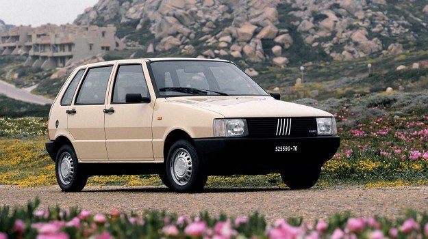Uno oferowane było jako 3- lub 5-drzwiowy hatchback, ale na jego bazie powstał również 2- i 4-drzwiowy sedan oraz kombi (oferowane pod nazwami Duna oraz Elba/Duna Weekend) i auto dostawcze (Fiorino). /Fiat