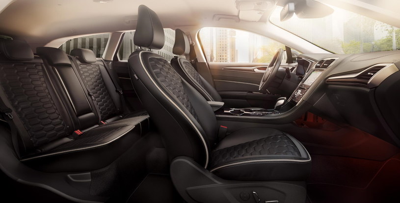 Unowocześnione wnętrze Forda Mondeo to nowe tkaniny i tapicerka siedzeń /materiały prasowe