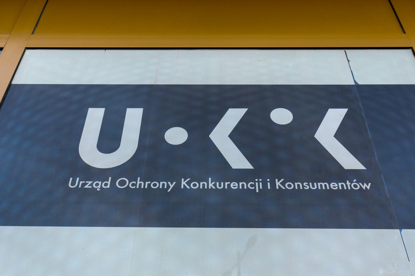 UOKiK ukarał firmę pożyczkową / Arkadiusz Ziolek /East News