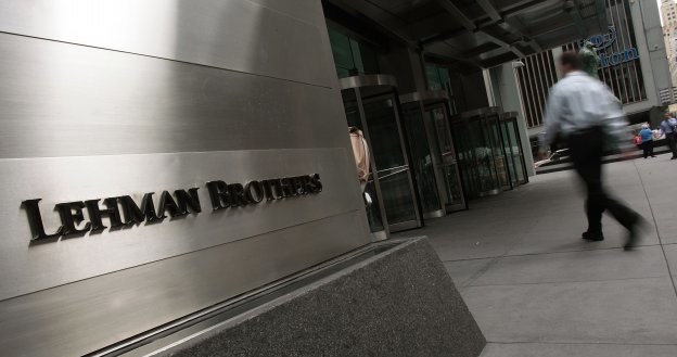Upadek banku Lehman Brothers przez wiele dziesięcioleci będzie budzić grozę jako synonim krachu /AFP