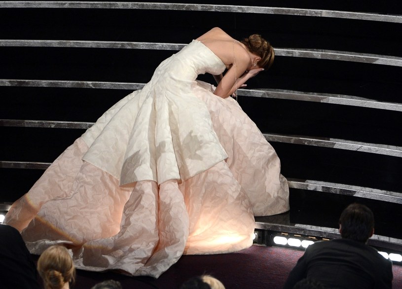 Upadek Jennifer Lawrence podczas oscarowej gali (2013) /Kevin Winter /Getty Images