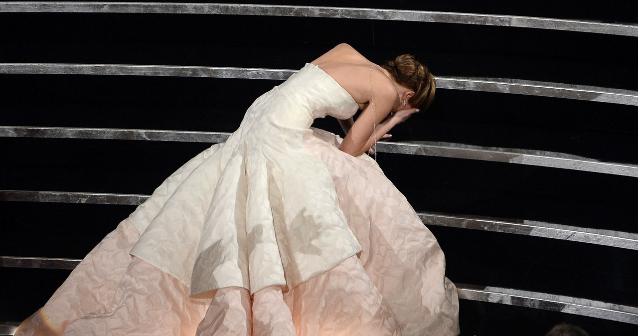 Upadek Jennifer Lawrence podczas oscarowej gali (2013) /Kevin Winter /Getty Images