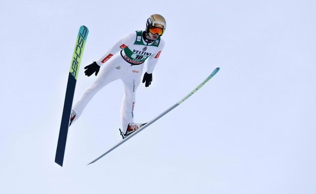 Upadek Kacpra Tomasiaka na mamucie. Polak zniesiony na noszach