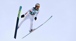 Upadek Kacpra Tomasiaka na mamucie. Polak zniesiony na noszach