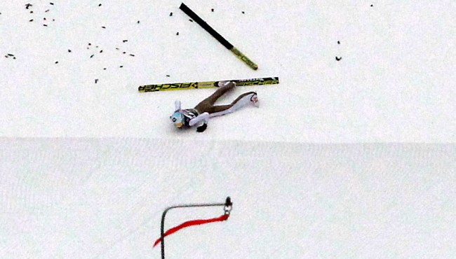 Upadek Kamila Stocha w serii próbnej /Grzegorz Momot /PAP