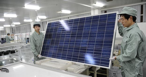 Upadek największego producenta paneli solarnych to efekt wydobycia gazu łupkowego /AFP