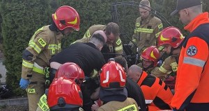 Upadek paralotniarza na przydomowy ogród. Mężczyzna trafił do szpitala