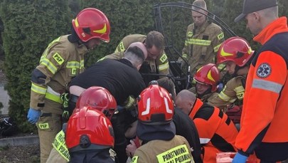 Upadek paralotniarza na przydomowy ogród. Mężczyzna trafił do szpitala