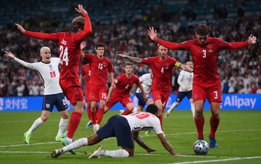 Upadek Raheema Sterlinga, po którym arbiter podyktował kontrowersyjny rzut karny dla Anglii. "Jedenastkę" zamienił na gola, po dobitce, Harry Kane /Laurence Griffiths / POOL /PAP/EPA