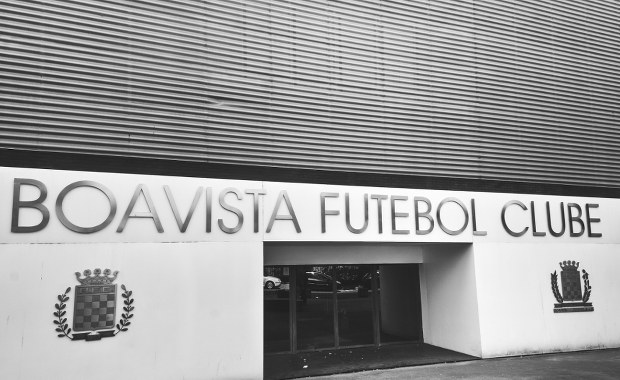 Upadek słynnego klubu. Stadion na Euro wystawiony na sprzedaż