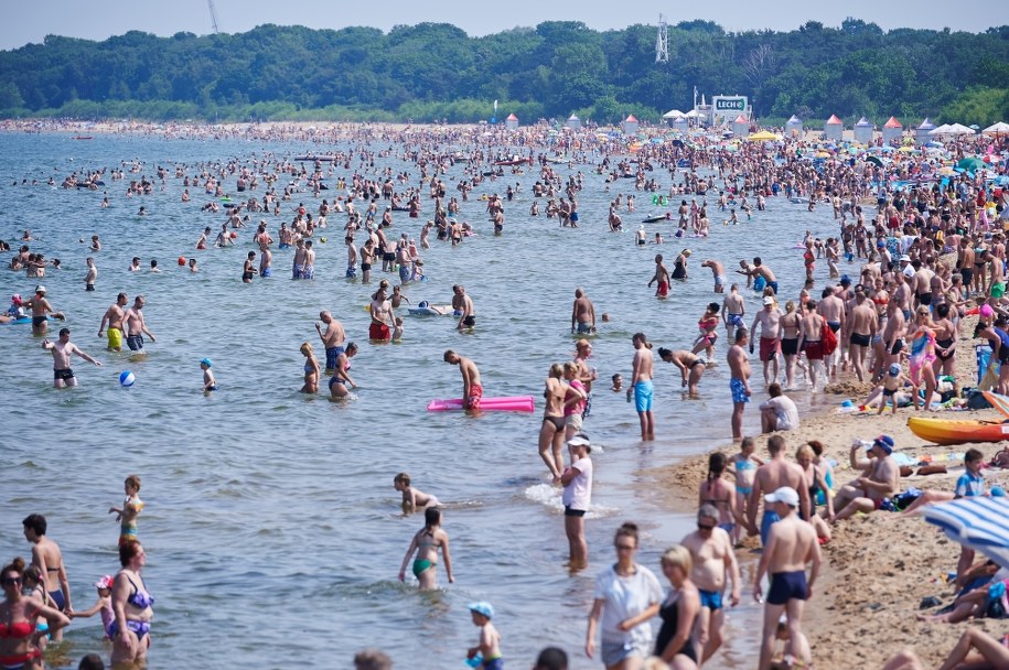 Upalna pogoda przyciągnęła w weekend na plażę w Gdańsku-Brzeźnie tłumy plażowiczów /Adam Warżawa /PAP