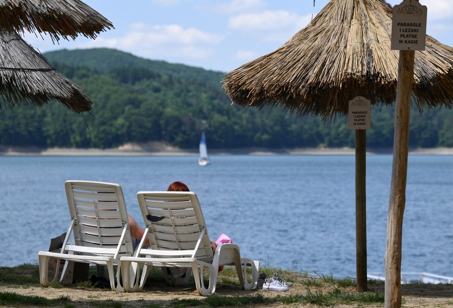Upalne czwartkowe popołudnie nad jeziorem Solińskim w Polańczyku /Darek Delmanowicz /PAP