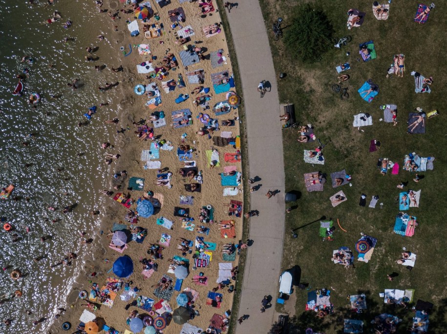 Upały w Polsce. Wypoczynek nad zalewem Bagry w Krakowie /Omar Marques /PAP/Abaca