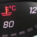 Upały zniszczą twoje auto. Jak uniknąć przegrzania silnika? 