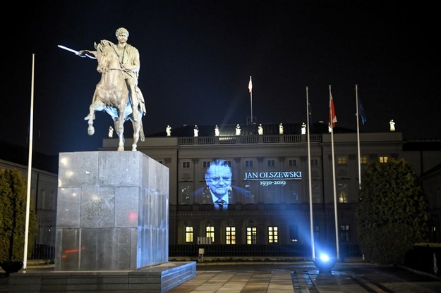 Upamiętniająca Jana Olszewskiego iluminacja na fasadzie Pałacu Prezydenckiego w Warszawie / 	Radek Pietruszka   /PAP