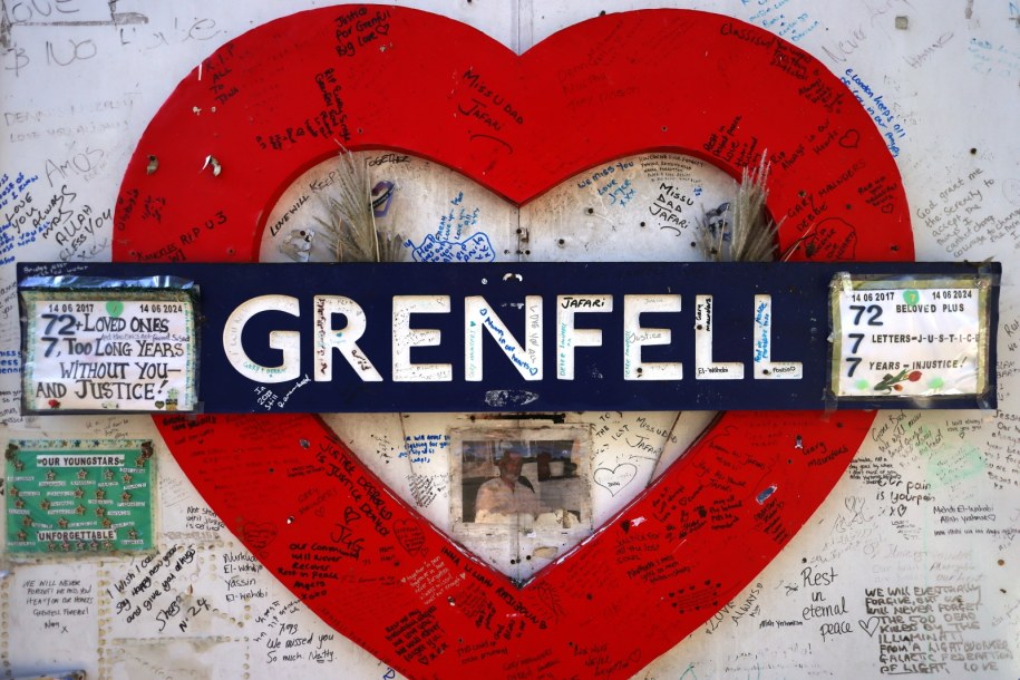 Upamiętnienie ofiar tragicznego pożaru na ścianie w pobliżu Grenfell Tower /NEIL HALL /PAP/EPA