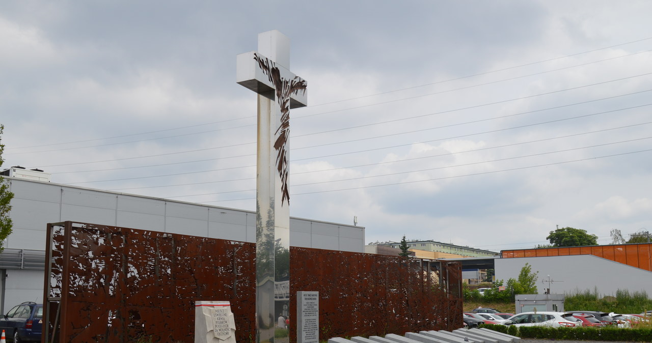 Upamiętnione miejsce jednej z największych masowych egzekucji na Woli, przy ulicy Górczewskiej /Tomasz Stańczyk /