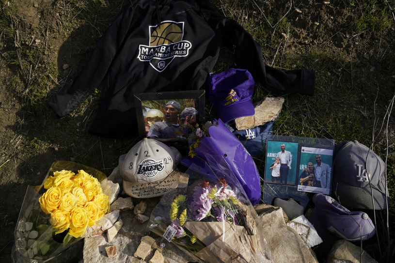 Upamiętniono miejsce, w którym zginęli Kobe Bryant i jego córka Gianna /AP /East News
