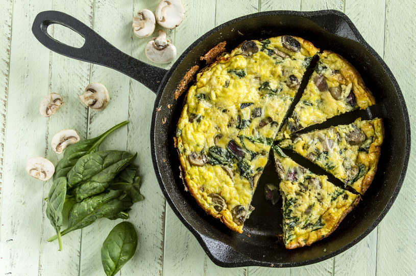 Upieczony omlet zostaw w formie. Ostudź, okrój brzegi dookoła, przykryj formę deską, odwróć i delikatnie wyjmij /123RF/PICSEL